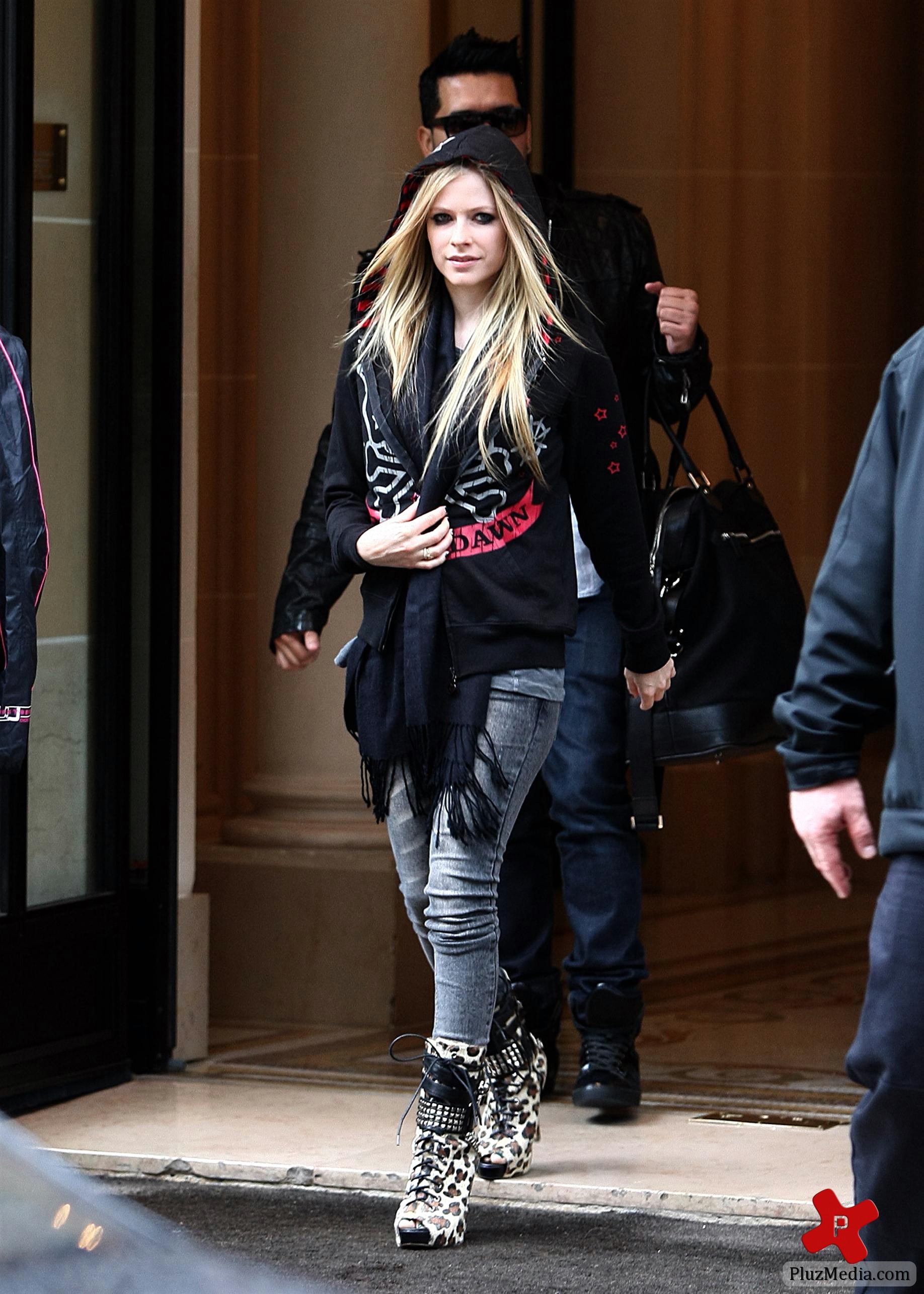 Avril Lavigne is all smiles as she leaves her Paris hotel photos | Picture 77877